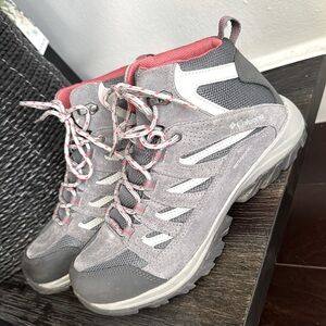 Columbia crestwood mid hiking and snow  boot 🥾 women’s 9